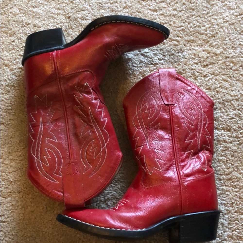 Girls Red leather western boots. Cowgirl.